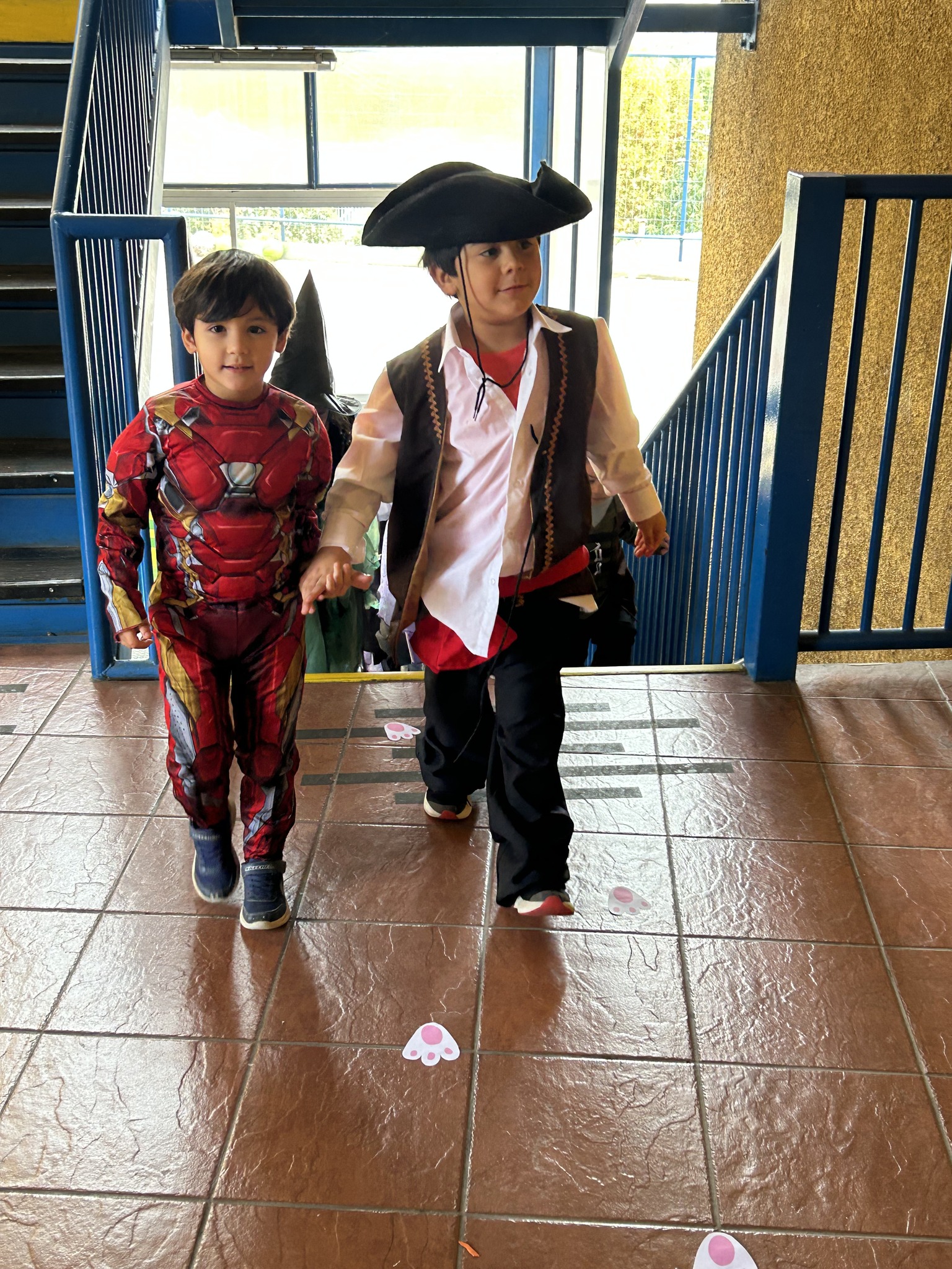 ¡El apadrinamiento de nuestros queridos estudiantes de 4° medio a los pequeñitos de Kínder! 2025 - 492908325_1158783506044640_6752893173199459437_n.jpg